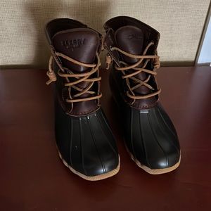 Size 8 Sperry short Boot